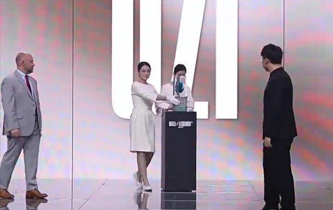 LPL官方发布Uzi名人堂颁奖仪式视频：你的故事，已成传奇