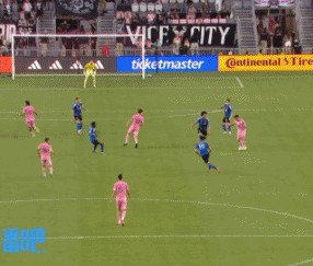 22分钟伤退!阿尔巴无对抗下受伤倒地,被替换下场