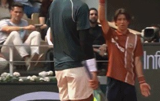 脚踢网球击中司线员！穆塞蒂：是巧合，我不想伤害任何人